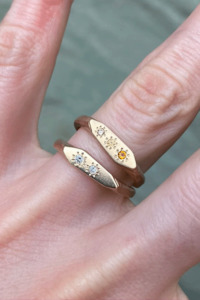 Alexandra Dodds Gemmy Mountain Signets Triple Gem - Gold Shades Of Yellow