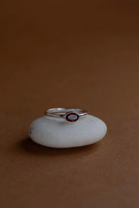 Zoe & Morgan Mon Petit Stacker Ring - 925 Sterling Silver/Oval Garnet