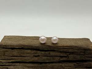 Earrings: Freshwater Pearl Stud Earrings | Pink | Small 7.5mm