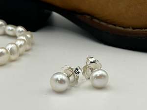 Earrings: Freshwater Button Pearl Earrings | Medium 8-8.5mm