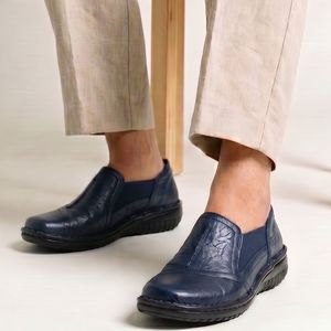 Flats 1: CABELLO 761-27 NAVY CRINKLE