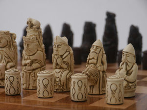 Chess: Berkeley Chess Medieval Chessmen Russet Brown