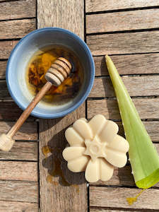 Solid Shampoo Bar - Manuka Honey & Goat’s Milk