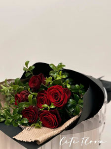 Valentines: (AV11) Half dozen red roses