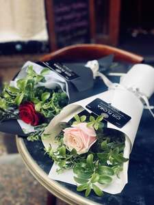 Valentines: (AV16) Single Rose