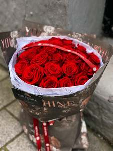 (AV1) Romantic Red Roses