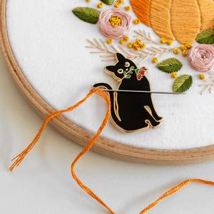 Embroidery Supplies: Black Cat Magnetic Needle Minder