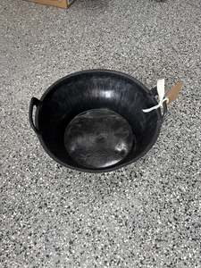 Feeding: Feed buckets