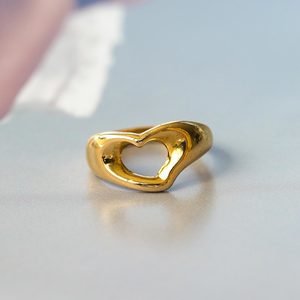 Products: Peyton - 18 carat yellow gold Tiffany & co Peretti open heart ring