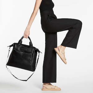 COMES IN WAVES - Black