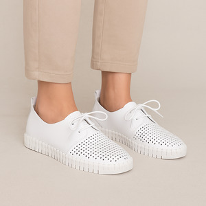 White Sneakers: DJANGO & JULIETTE HUSTON WHITE