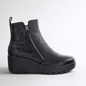 All Brands: BRESLEY PUZZLE DAISY EMBOSS