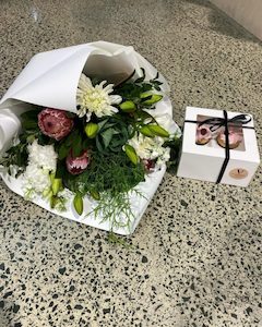 Cupcakes & Flowers Combo – village blooms