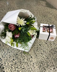 Products: Cupcakes & Flowers Combo - village blooms