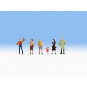 Noch Figures Ho: Noch 18100 HO Passers-By