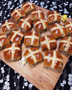Products: Award Winning Spicy Fruity Hot Cross Buns