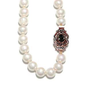 Jewellery: Freshwater Cultured Pearl Necklace / White