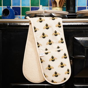 Products: Bee Double Oven Gloves – Country Outlook