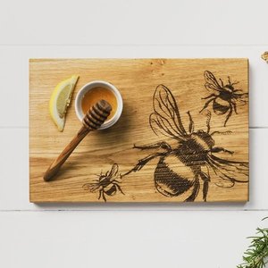 Bee Etched Oak Serving Board – Country Outlook