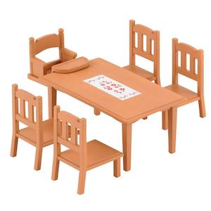 Furniture: SF Family Table and Chairs