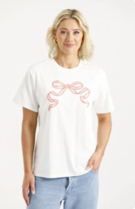 HOME-LEE CHRIS TEE WHITE/BLOSSOM BERRY BOW - HL394 34   COMING SOON / PRE-ORDER