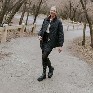 MOKE NZ DAISY QUILT JACKET - BLACK