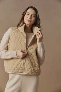 EB & IVE - SANSI QUILTED CROP VEST - DUNE