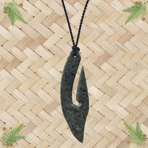New Zealand Jewellery: NZ Greenstone Hook Pendant - Kawakawa - 105mm
