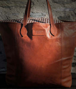 Accessories: Scarlett & Victor ‘The Posh’ Leather Tote in NAVY