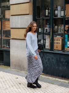 Indi & Cold Basic V Neck Sweater Cielo