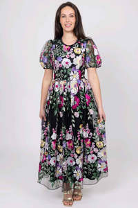 Augustine: Augustine Kylie Embroiderd Maxi Dress Black Floral RA650