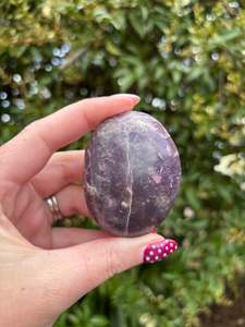 Lepidolite Palm Stone i