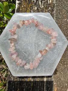 Jewellery: Rose Quartz Crystal Chip Bracelet
