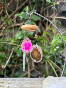 Slabs Slices: Hanging Agate Slices On Quartz Bases