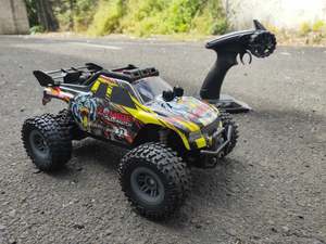 Toy: 2.4GHz Rechargeable Remote Control Mountain Racing Car 15KM/H with Light