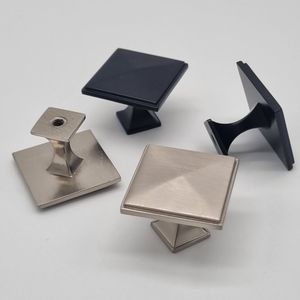 Knobs: Square Knobs [Neliö]
