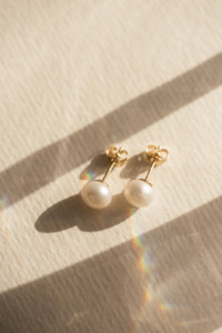 White Button Pearl Stud