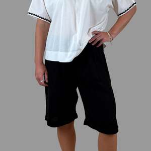 Autumn 2025: linen shorts - vera may - black