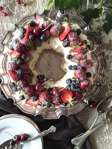 Desserts Sweets: Christmas Berry Wreath Pavlova