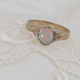 Products: Beautiful 9ct Gold Three Stone Emerald & Diamond Ring