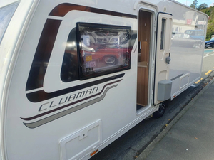 Products: 2016 Lunar Clubman Si Island Bed