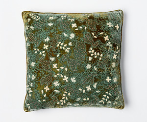 Fina – large velvet cushion in shaded lake