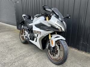 Cfmoto Motorcycles: CFMOTO 450SRS 2025 - NEBULA WHITE/GOLD