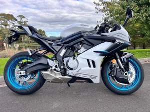 Cfmoto Motorcycles: CFMOTO 675 SRR 2026 - NEBULA WHITE