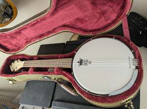 "Not Quite Perfect" DUKE10-V3 Banjolele | Tweed Case [206045-41]