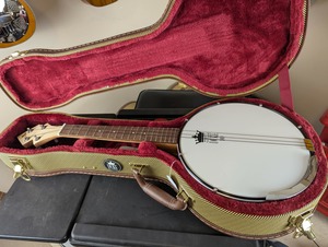 "Not Quite Perfect" DUKE10-V3 Banjolele | Tweed Case [206045-40]