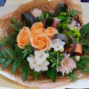 Bouquets: Apricot Delight