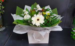 Bouquets: Neutral posy in a bag