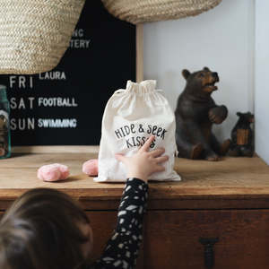 Childrens Learn Play: Hide & Seek Kisses