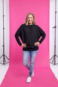 Athleisure: ELLEN TEE BLACK